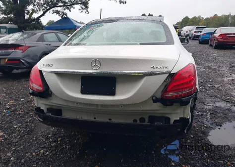 2015 Mercedes-Benz C 300 4Matic из США, поврежденный, VIN 55SWF4KB6FU021748